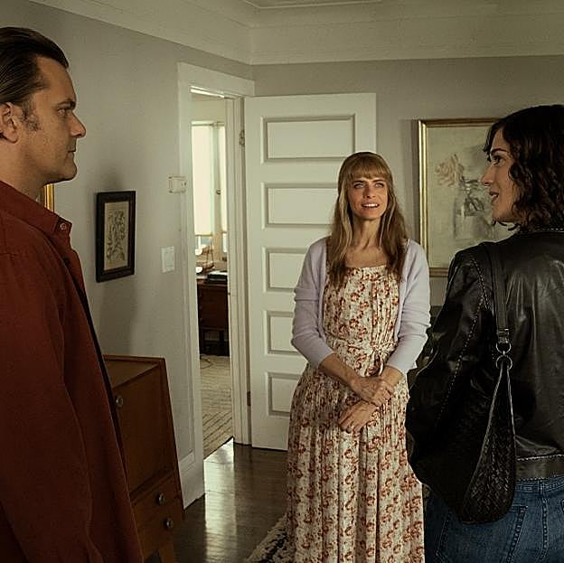 Amanda Peet, la esposa de Joshua Jackson en la serie Atracción fatal, en el momento en el que conoce a su amante, Lizzy Caplan. 