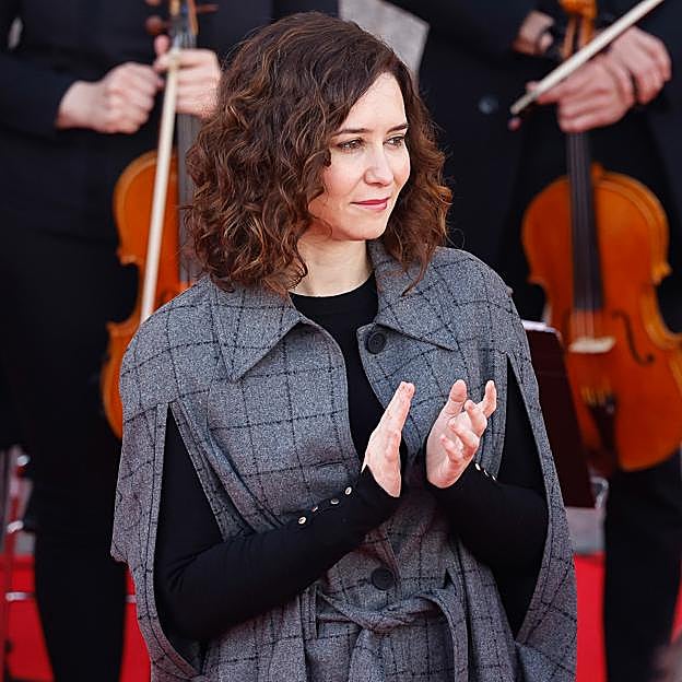 Isabel Díaz Ayuso tiene la chaqueta de entretiempo más original: sabemos de dónde la capa que ha causado furor