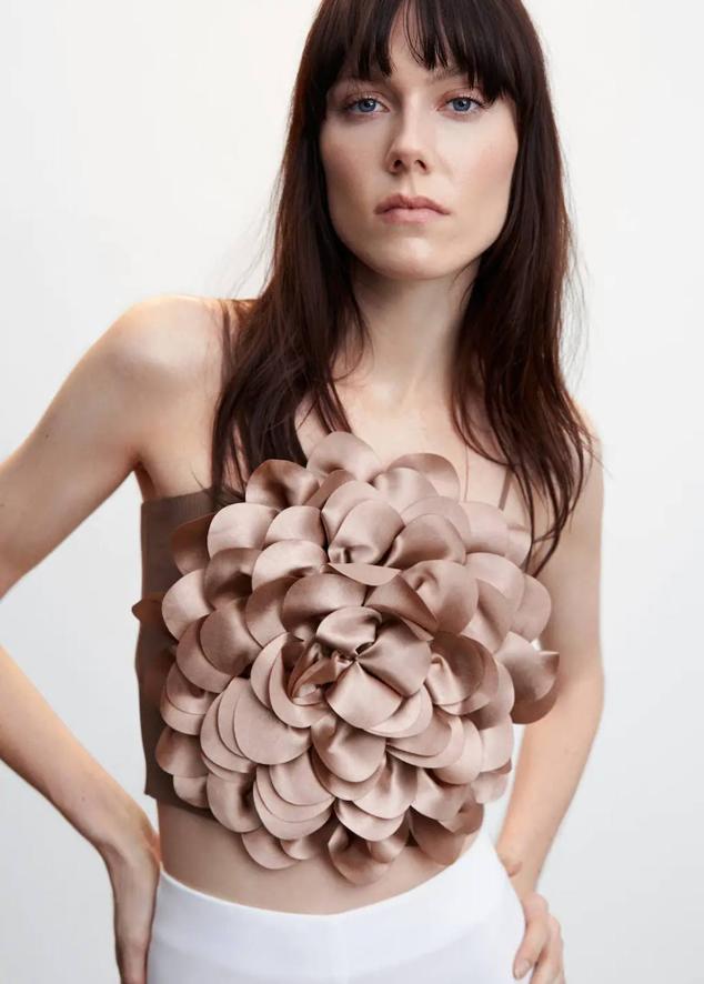 Top en tejido elástico de punto fino brillante con tirantes finos y detalle de maxi flor, color marrón, de Mango. Lo comprarás por 35,99 euros.