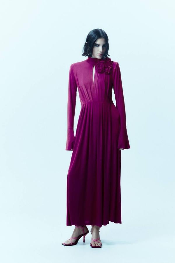 Vestido midi en tejido fluido con manga larga, cuello elevado, detalle de abertura y flor en relieve, tono fresa, de Sfera. Cómpralo a 39,99 euros.