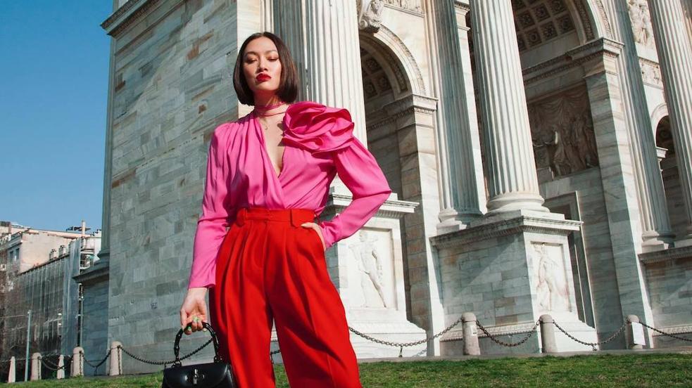 La influencer lleva un blusa elegante con maxi flor 3D