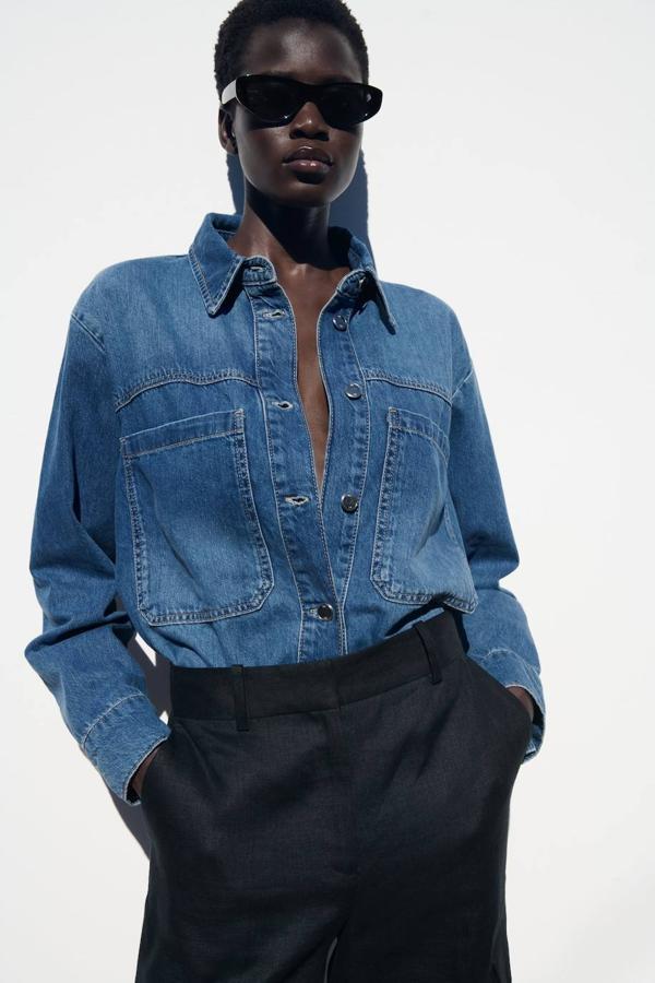 Camisa vaquera oversize con cuello solapa, manga larga abotonada, bolsillos de plastrón y cierre de botones, de Zara. Cuesta 25,95 euros.