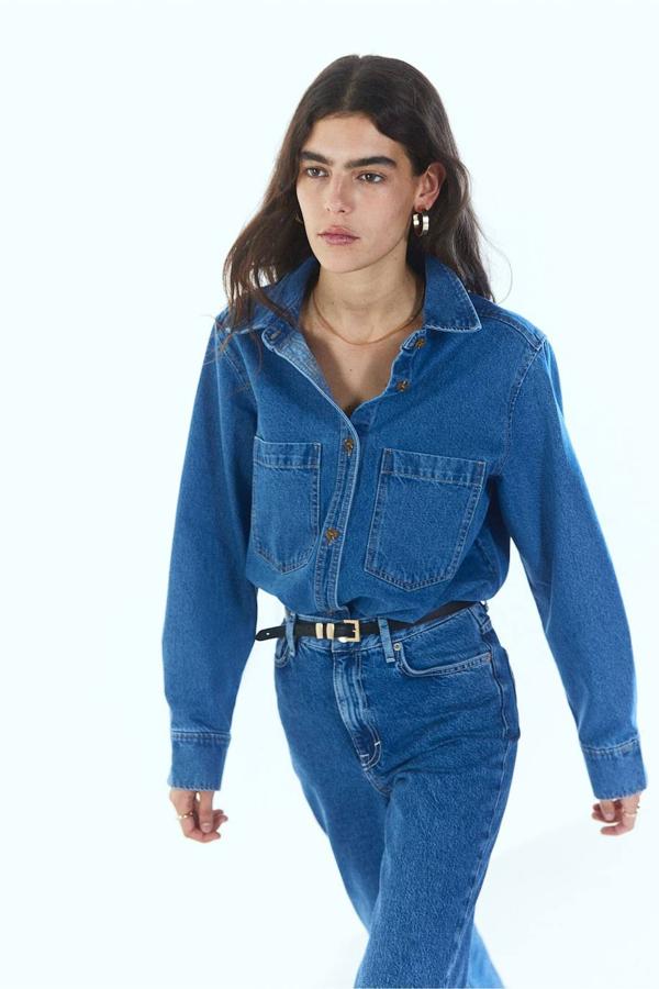 Camisa denim con cuello solapa, manga larga, bolsillos de plastrón en el pecho, cierre de botones y canesú en la espalda, de H&M. Está disponible por 29,99 euros.