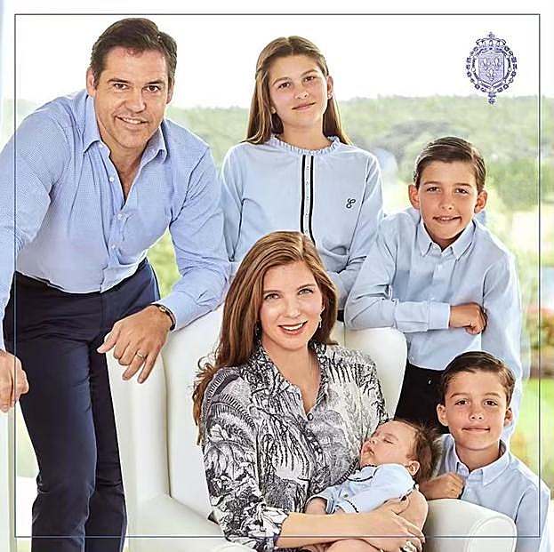 Margarita Vargas y Luis Alfonso de Borbón con sus cuatro hijos.