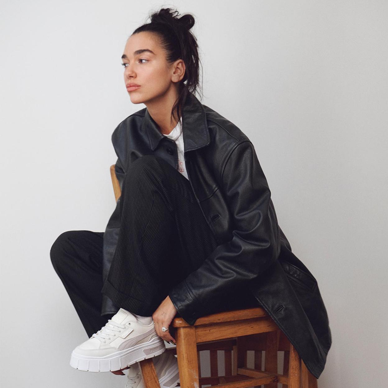 Dua Lipa con zapatillas deportivas Puma