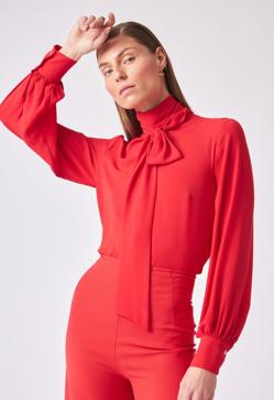 Imagen secundaria 2 - La falda de Zara, las sandalias de Martinelli y la blusa de Coosy.