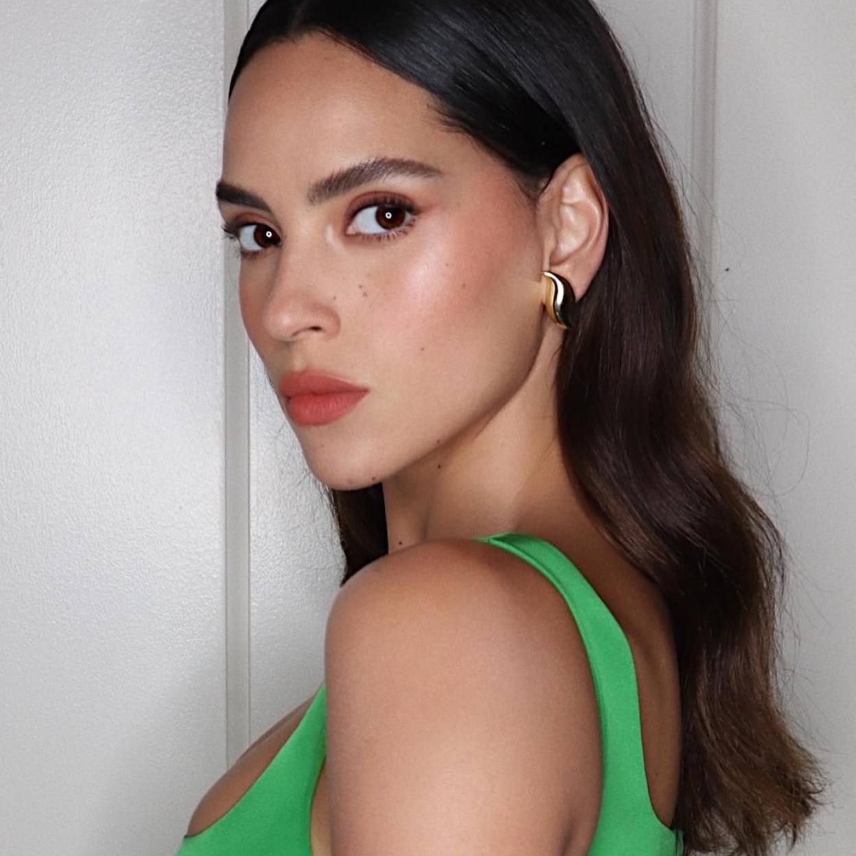 Consigue los contornos esculpidos y levantados de Adria Arjona con este truco contouring viral