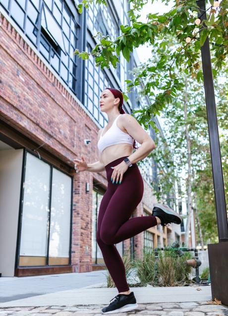 Imagen - Mujer entrenando piernas/PEXELS