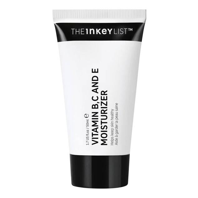 Vitamina B, C and E Moisturizer de The Inkey List hidrata, rejuvenece, protege y aporta un efecto buena cara a través de una potente fórmula diaria hidratante a base de vitamina C, niacinamida y vitamina E, así como del aceite de coco nutritivo, el ácido hialurónico y el pantenol reparador.
