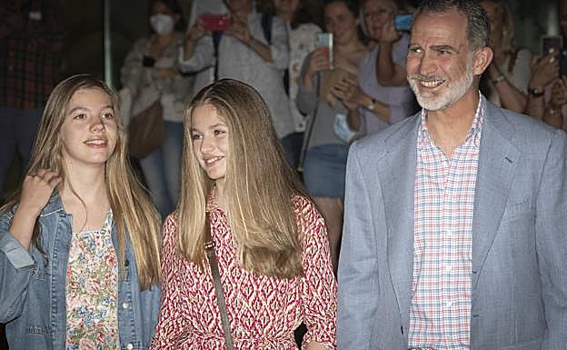 El rey Felipe VI junto a Leonor y Sofía, en sus últimas vacaciones en Palma de Mallorca. 