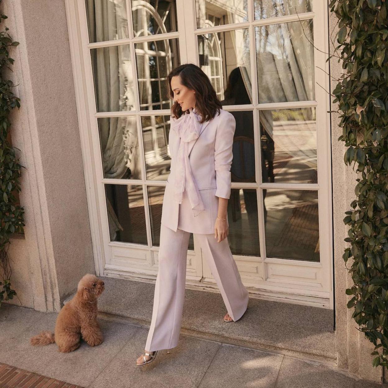 Tamara Falcó lleva un traje lila de su colección de invitada