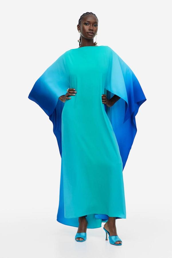 Vestido caftán en tejido ligero con suave caída, cuello redondo, mangas tres cuartos tipo capa y estampado degradé en tonos azul. Lo encontrarás por 69,99 euros.