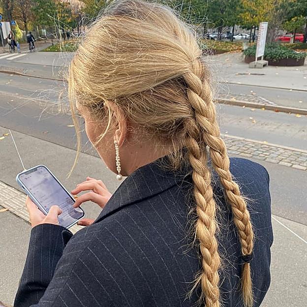 Peinado con doble trenza y semirecogido.