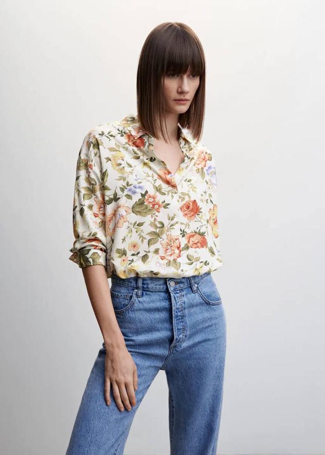 Camisa fluida con cuello solapa, manga larga, cierre de botones y floral print vintage, en crudo, de Mango. Cómprala a 19,99 euros.