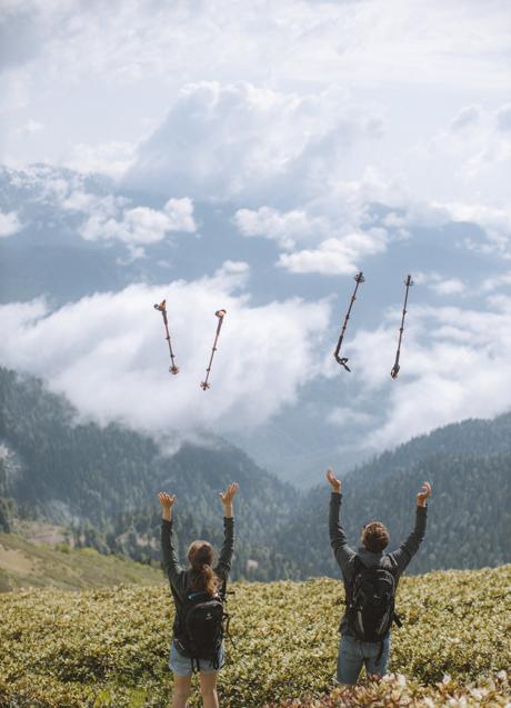 Imagen - Pareja haciendo nordic walk/PEXELS