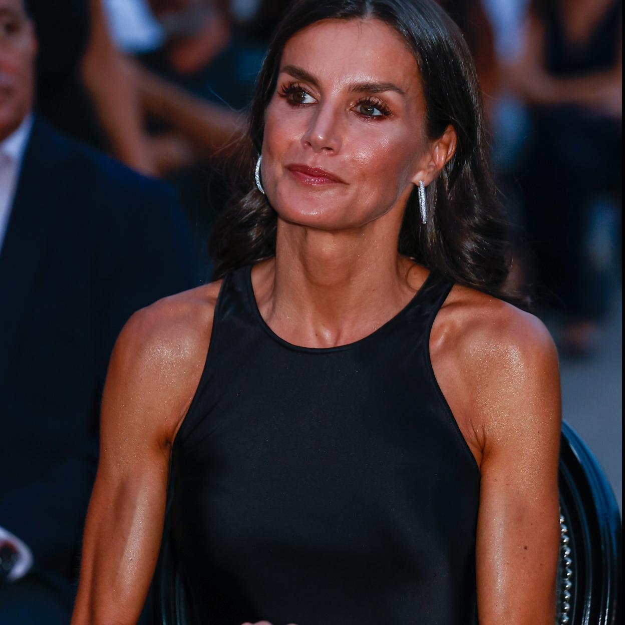 La reina Letizia presume de brazos tonificados.