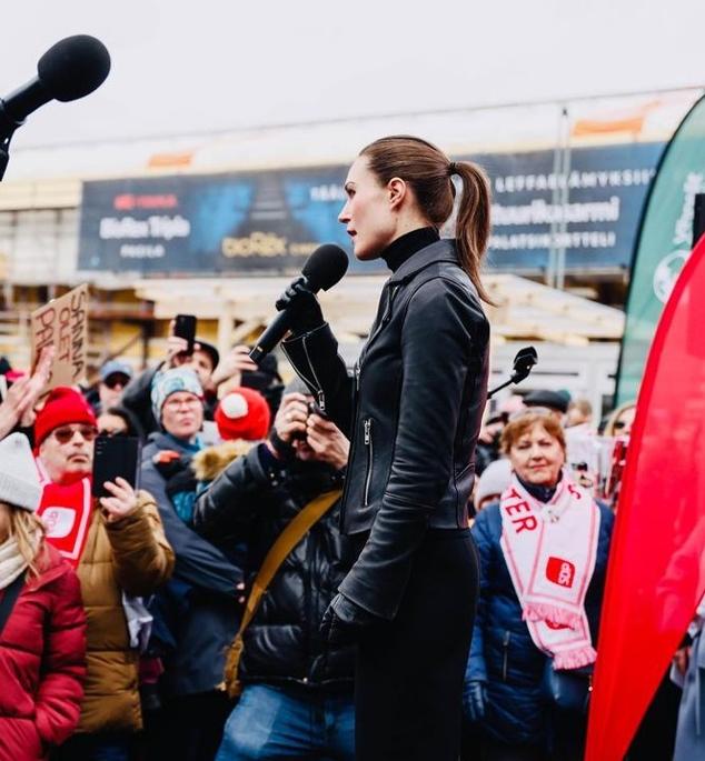 Como decimos, Sanna Marin combina prendas clásicas con otras más modernas y actuales. Es el caso de este total look negro protagonizado por una chaqueta biker que puedes encontrar fácilmente en tiendas low cost como Zara.