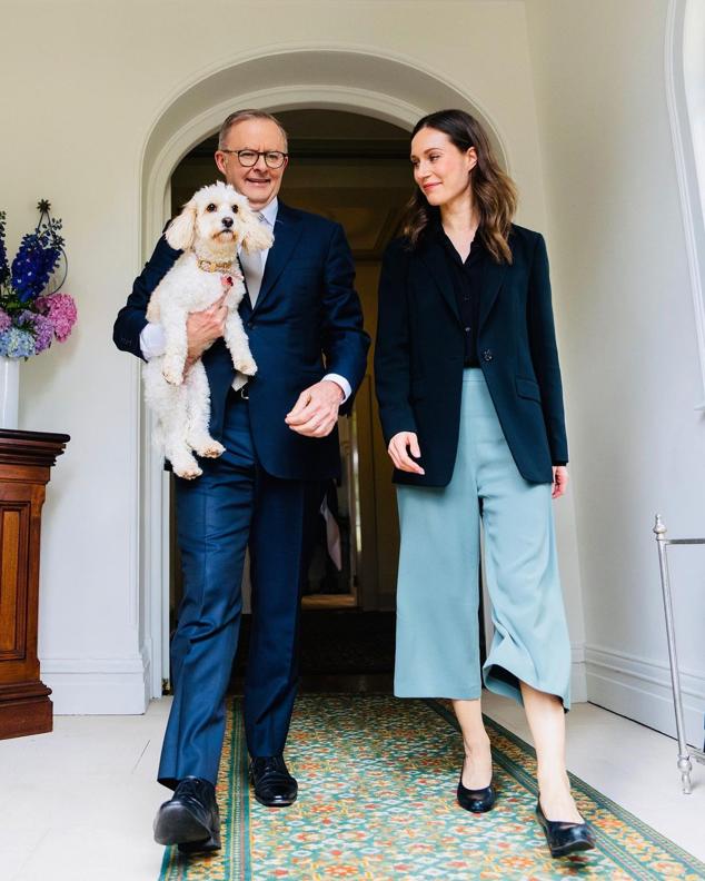 Sanna Marin también se ha rendido a la fiebre de los pantalones culotte, la prenda cómoda y fresquita, y ha sacado una versión elegante combinándolor con una blazer y zapatos de tacón.
