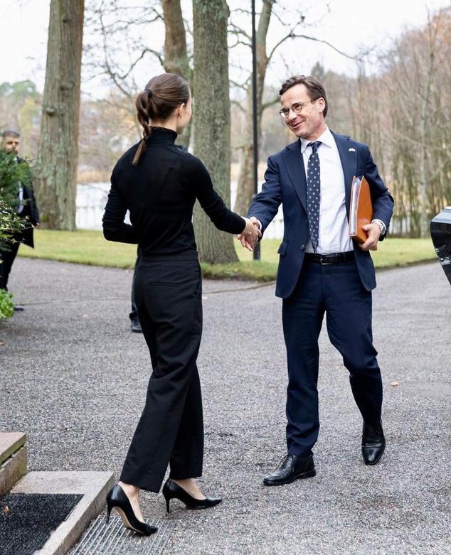 Sanna Marin también recurre mucho al negro y este total look con pantalones rectos, jersey y zapatos de tacón es un ejemplo de que siempre es un acierto.