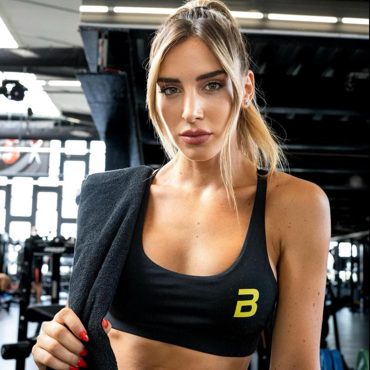 Mujer con top deportivo 