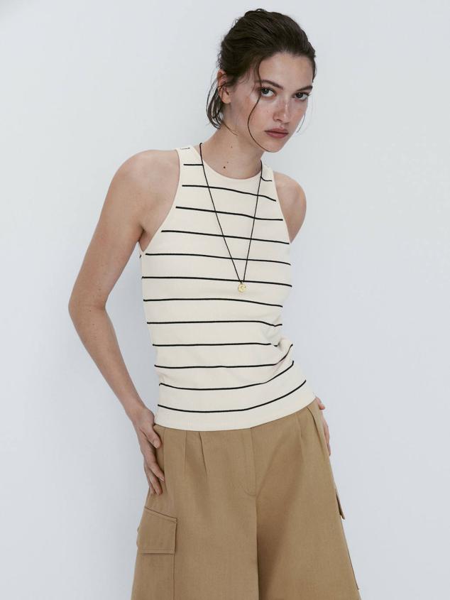 Camiseta en tejido de canalé con manga sisa, cuello redondo y estampado a rayas finas, en crudo y negro, de Massimo Dutti. Cómprala a 25,95 euros.