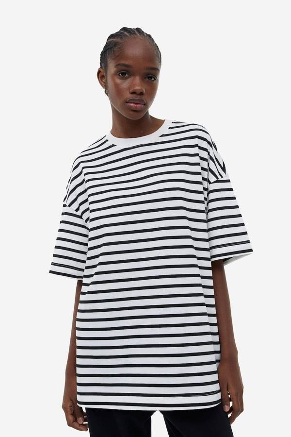 Camiseta oversize con manga corta, cuello redondo y estampado a rayas horizontales en negro y blanco, de H&M. Está disponible a 9,99 euros.