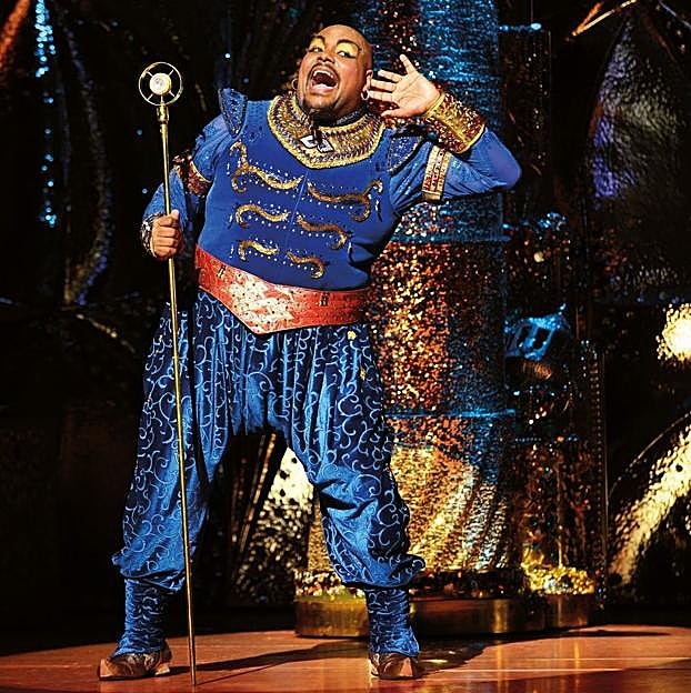 El genio, en una función de la producción de Aladdín en Londres.