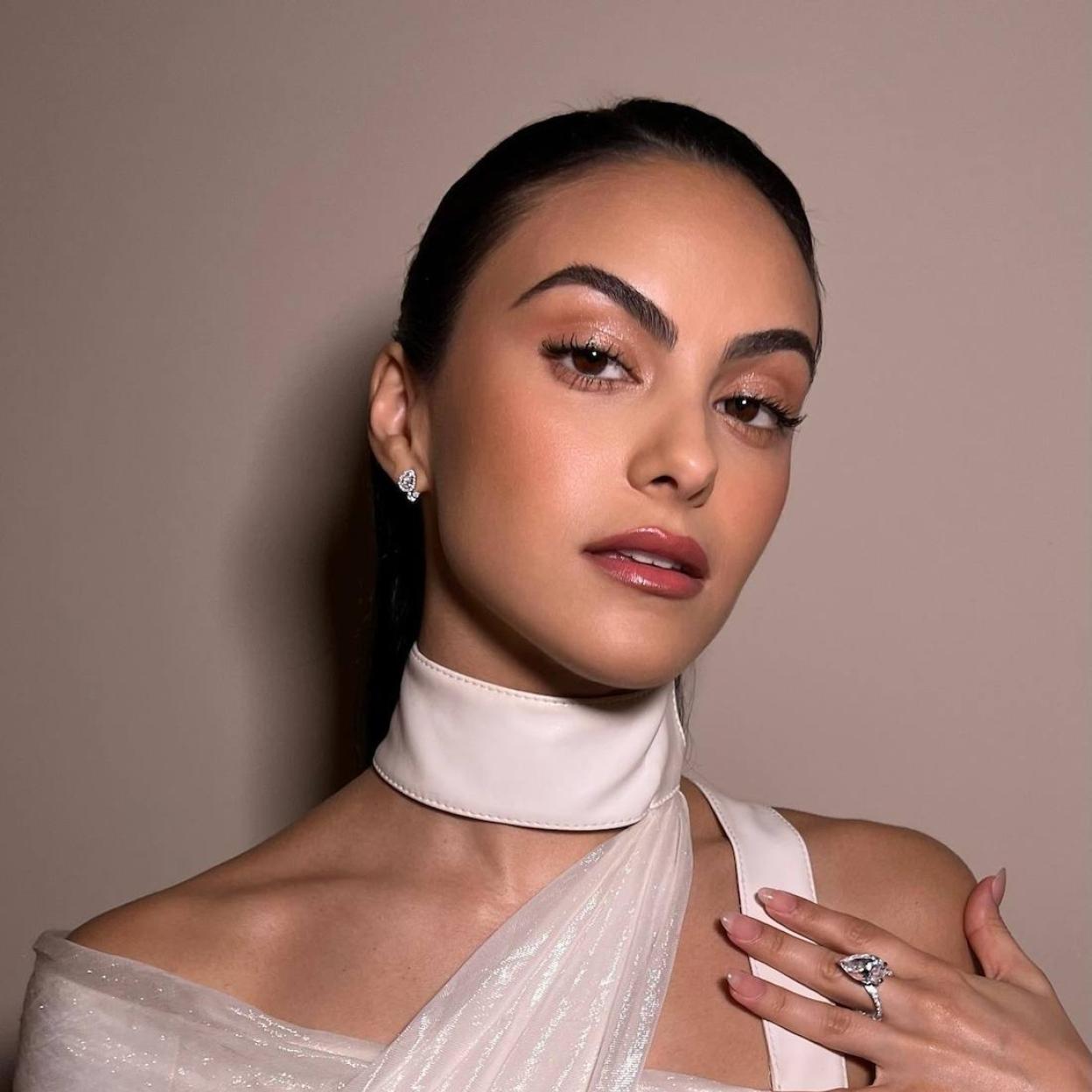 Consigue la piel sedosa y uniforme de Camila Mendes con estos primers
