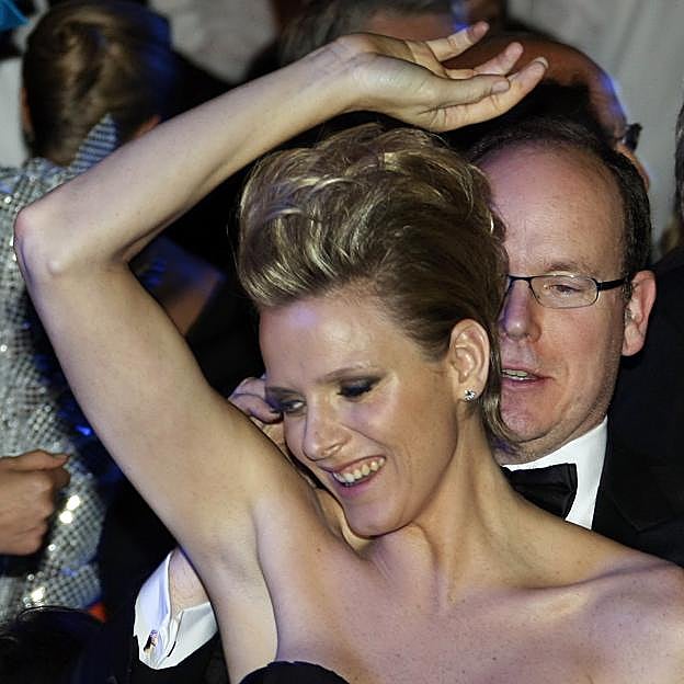 Charlene de Mónaco baila con su marido en 2009.