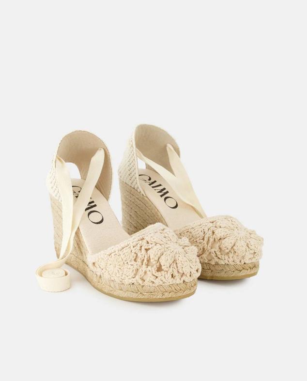 Alpargatas con cuña de yute, tejido de macramé, punta redonda y cierre de tiras al tobillo, en crudo, de Gaimo. Las encontrarás en El Corte Inglés a 99 euros.