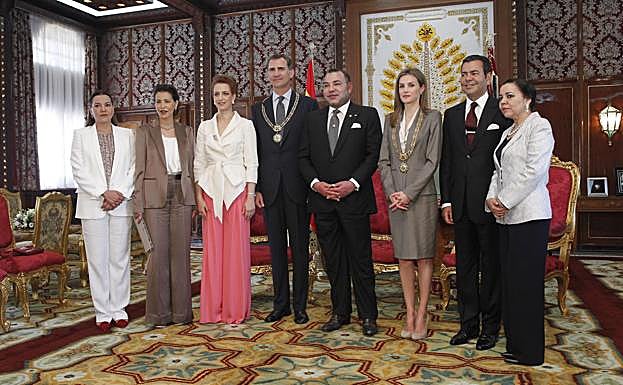 De izquierda derecha: Lalla Hasna, Lalla Meryem, la ex esposa del rey de Marruecos, Lalla Salma, el rey Felipe VI, el rey Mohamed VI, la reina Letizia, el príncipe Moulay Rachid (hermano del rey de Marruecos) y Lalla Asma.