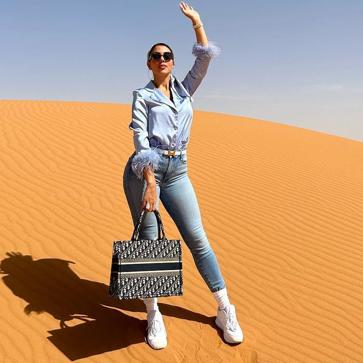 Imagen secundaria 1 - Georgina, en Instagram, con un bolso de Chanel, Dior y Loewe.