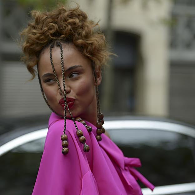 El peinado favorito de las chicas de pelo rizado es el curly rock braid y este es el paso a paso para conseguirlo