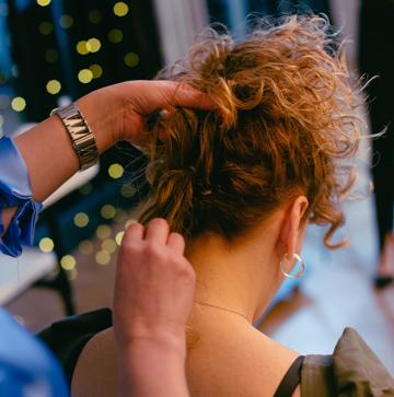 Imagen secundaria 1 - El paso a paso del peinado para pelo rizado.