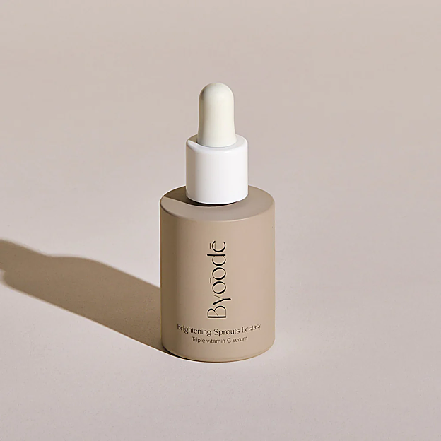 Imagen principal - Algunos de los sérums de vitamina C más efectivos del mercado: Brightening Sprouts Ecstasy de Byoode (55 euros), Revitalift Clinical Sérum de L'Oréal (23,90 euros) y Morning Glow Serum de Two Poles (45 euros).