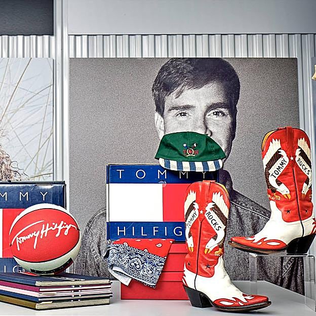 Imagen principal - Arriba, artículos de distintas colecciones de Hilfiger y botas de 2016 para Lady Gaga. A la derecha, vestido de fiesta inspirado en los polos de rugby.