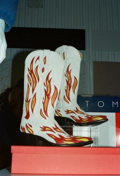 Imagen secundaria 2 - Prendas de la colección actual con el lema People's place y ropa y accesorios de su archivo histórico, en este edificio de Nueva York .