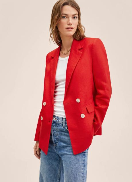 Imagen - Blazer en color rojo y tejido de lino de Mango Outlet. Foto: Mango Outlet.