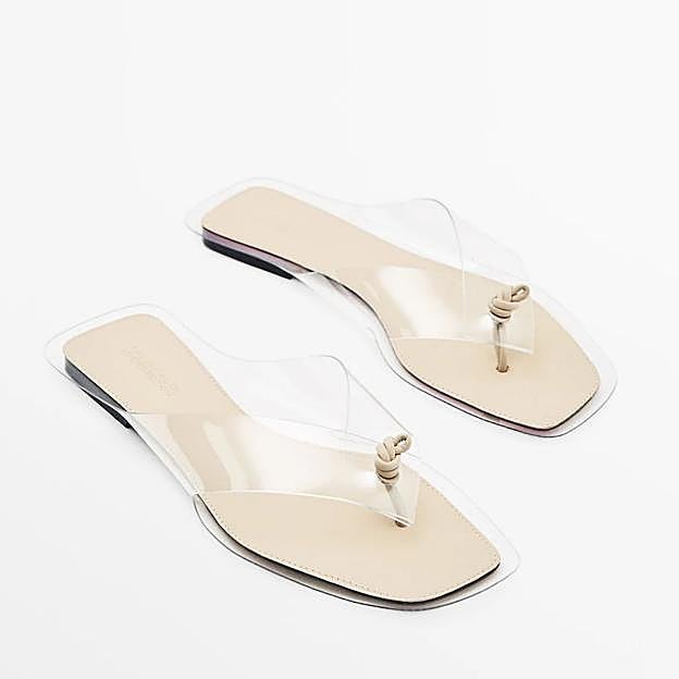 Sandalias planas efecto vinilo de Massimo Dutti (89,95 euros).
