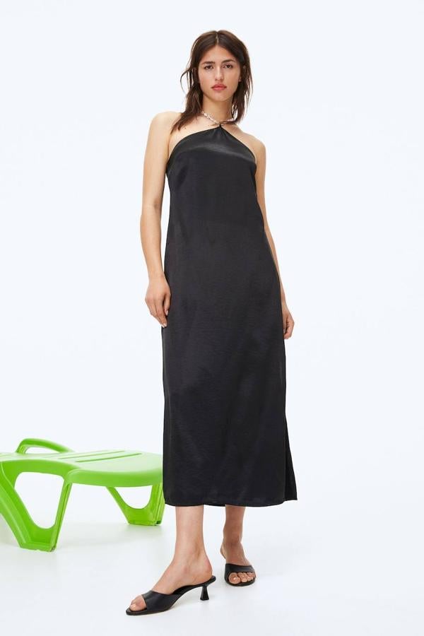 Vestido midi lencero satinado con corte fluido, cuello halter y tirantes cruzados decorados con perlas, en negro, de H&M. Lo comprarás por 29,99 euros.