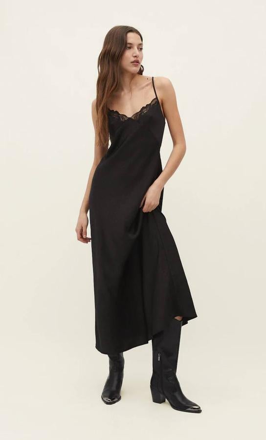 Vestido lencero midi con escote de pico, tirantes finos y detalles de encaje a tono, en negro, de Stradivarius. Cómpralo por 25,99 euros.