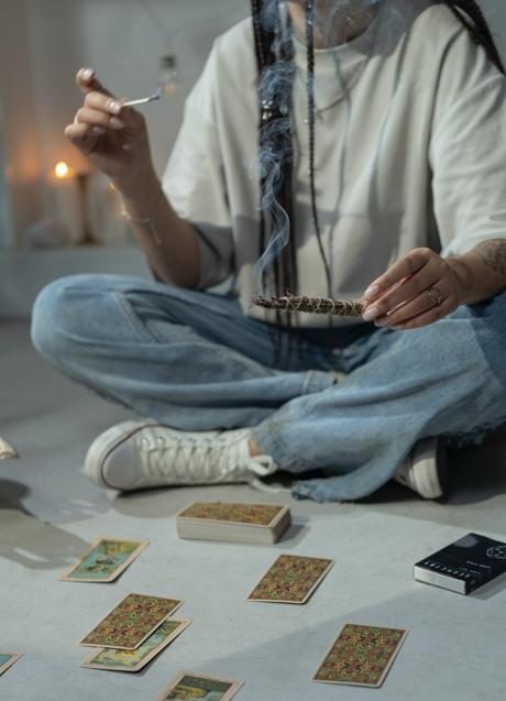 Imagen - Mujer con cartas del Tarot/PEXELS