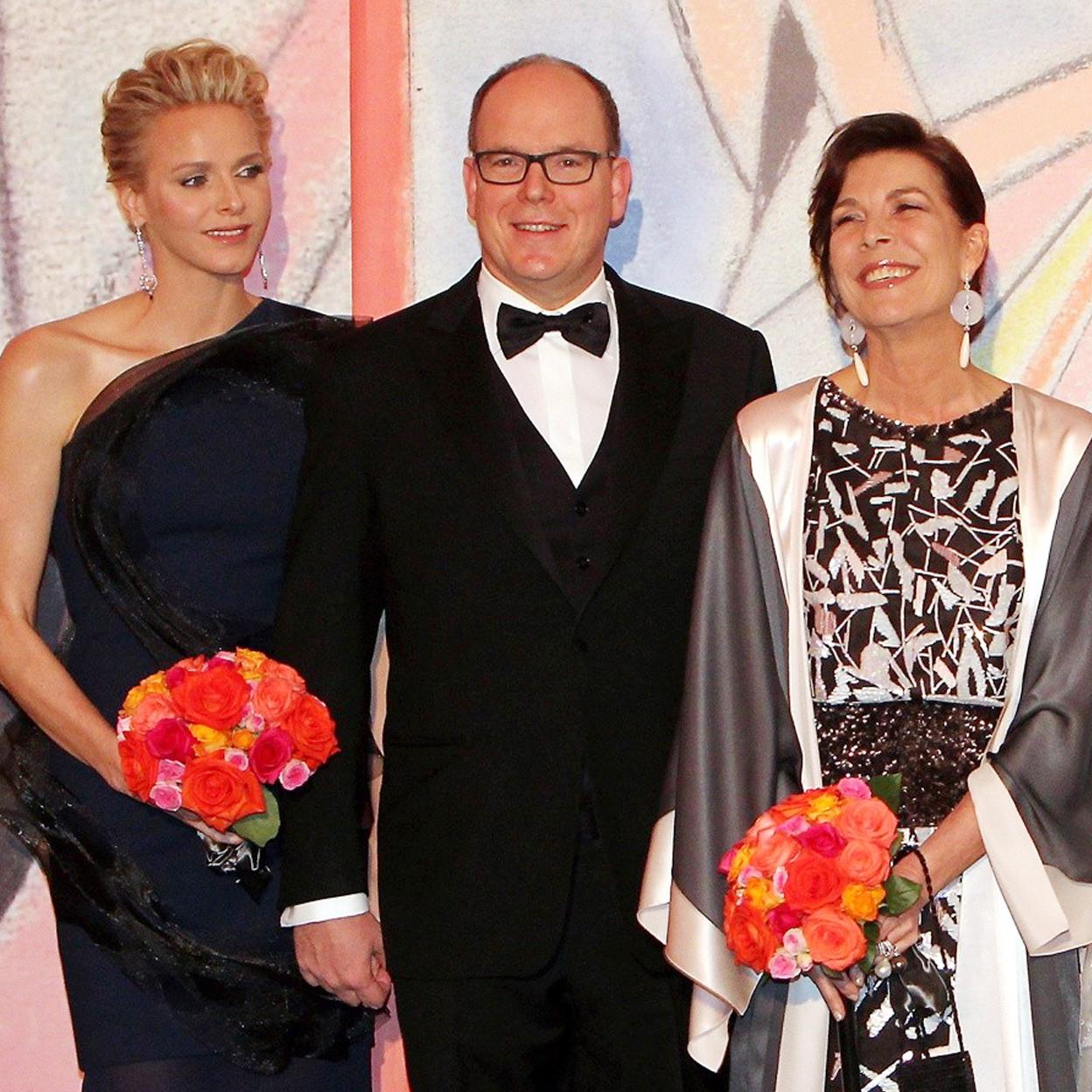 Charlène, Alberto II de Mónaco y su hermana, la princesa Carolina de Hanover, en su última cita juntos en el Baile de la Rosa en 2014.