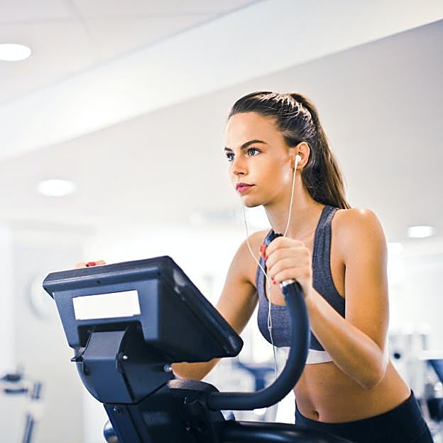 Mujer en elíptica