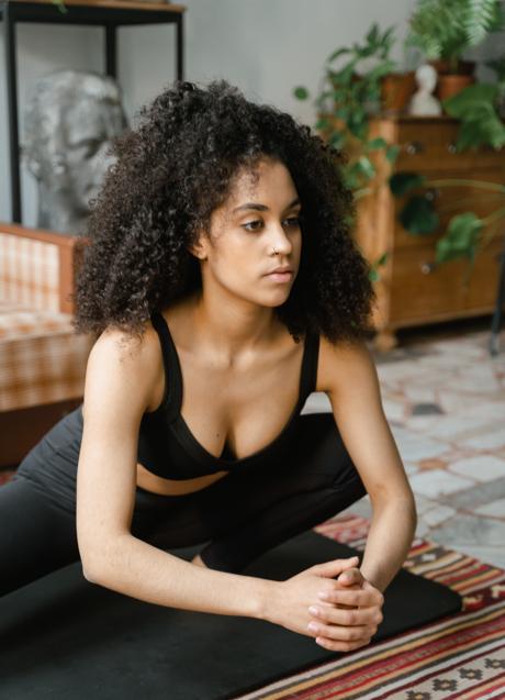 Imagen - Mujer haciendo ejercicio en casa/PEXELS