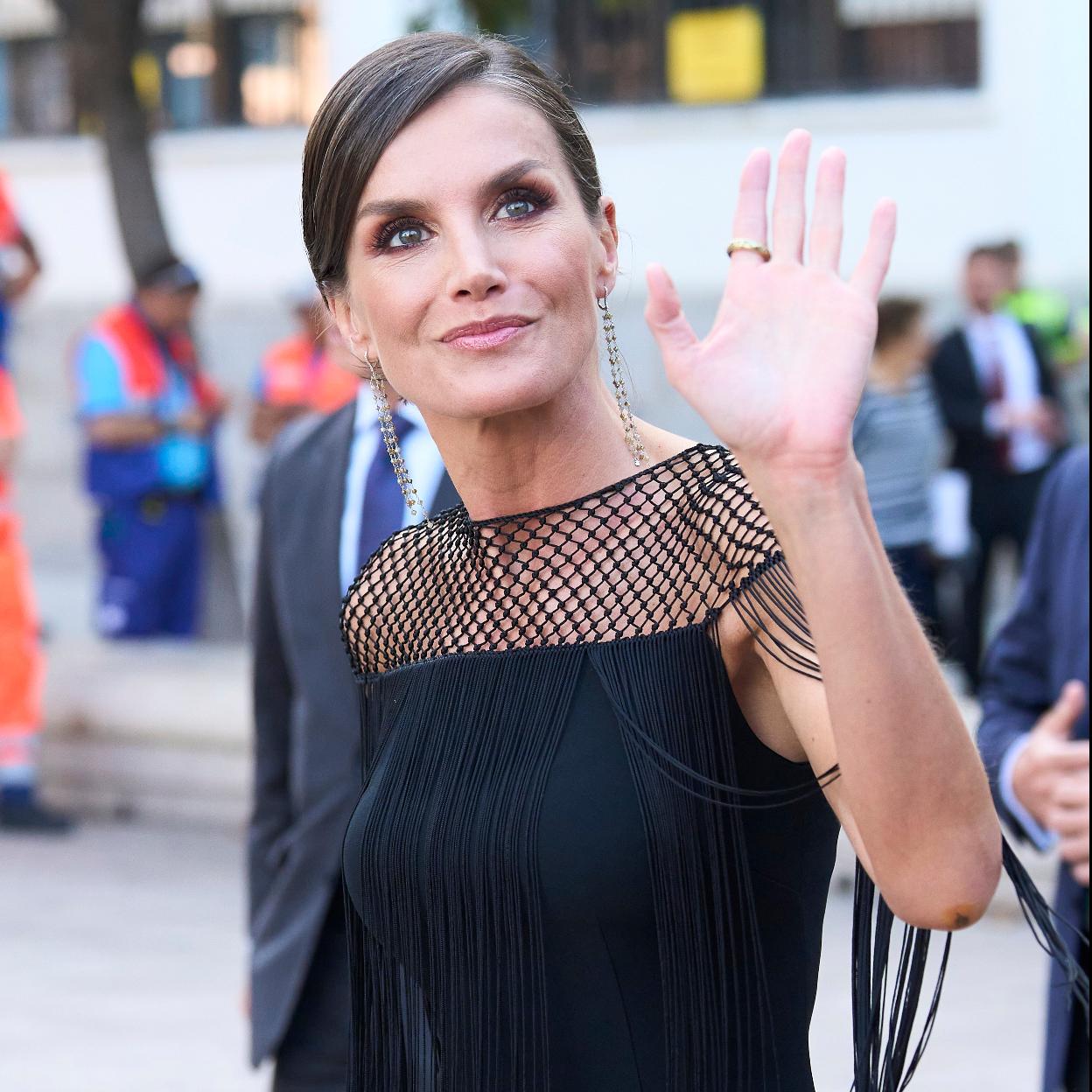 La reina Letizia saludando en Cádiz.