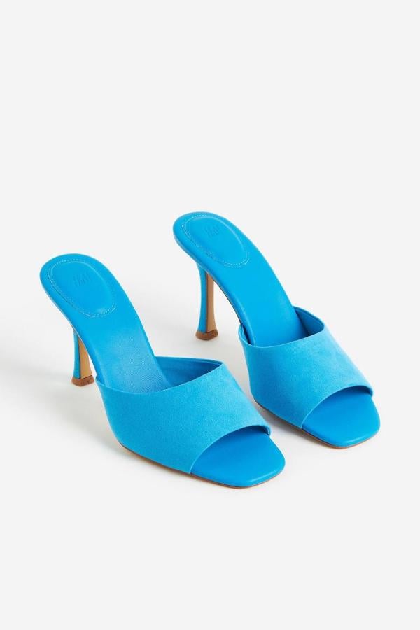 Mules en tejido suave con diseño destalonado, acabado en punta cuadrada y tacón, color turquesa, de H&M. Los comprarás por 29,99 euros.