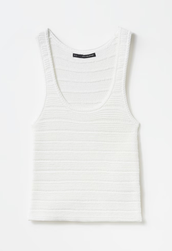 Imagen secundaria 2 - Las sandalias y el top de Sfera y los pendeintes de Vidal & Vidal.