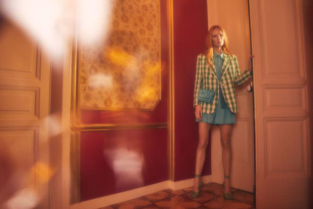 Fresquita, elegante, rejuvenecida y coqueta irás con este conjunto de bermudas y camisa turquesa, embellecido por una blazer con estampado de cuadros en verde y crudo.