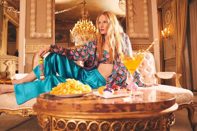 Para ir cómoda y a la última, con un look super alegre, la mejor propuesta es este look con conjunto de crop top y camisa en estampado multicolor, más unos pantalones fluidos en tejido satinado extremadamente sofisticados y cómodos, tono turquesa. El look pijamero que más se lleva.